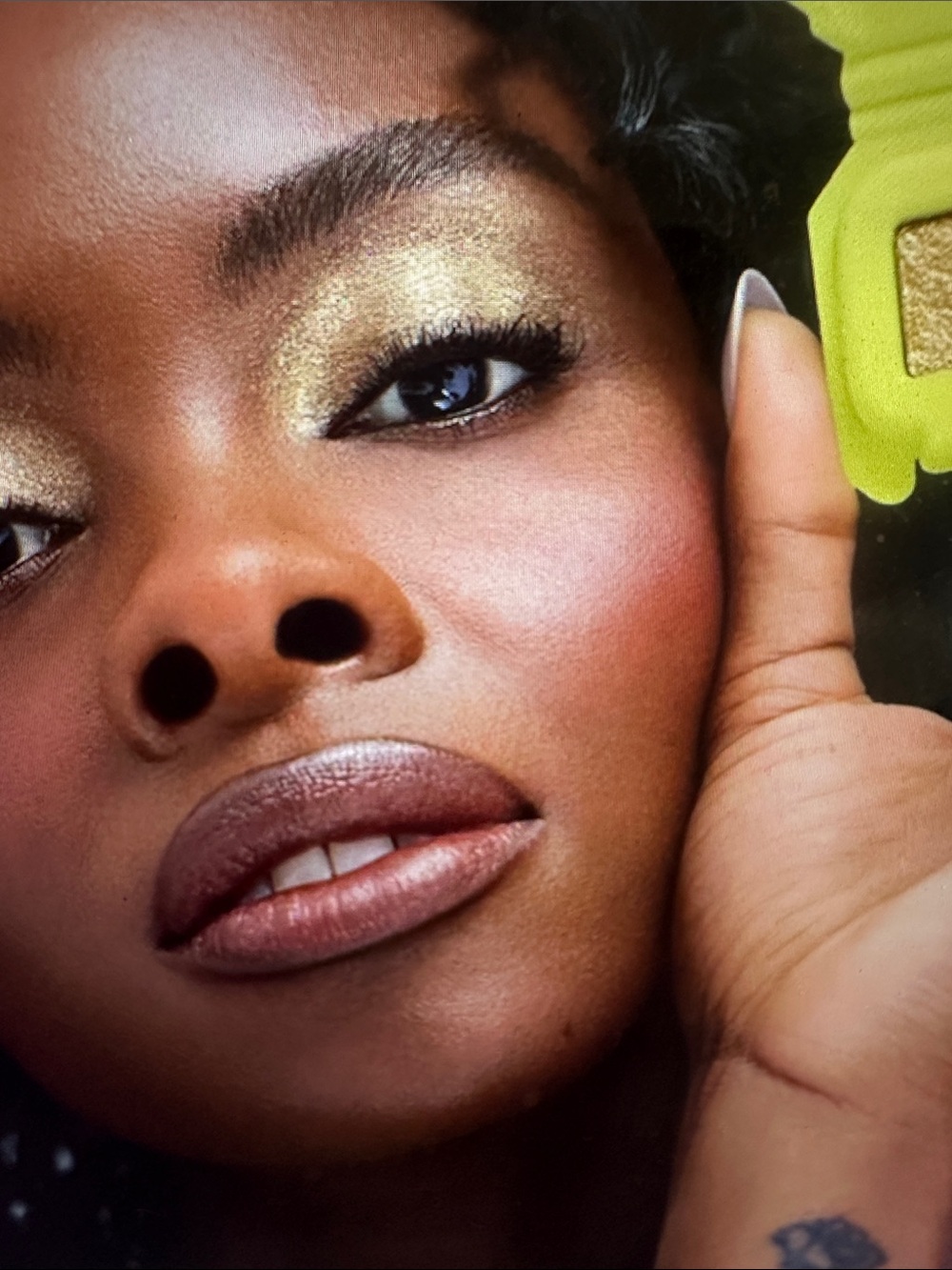 Shimmery Golden Eyeshadow in Tickle Spell